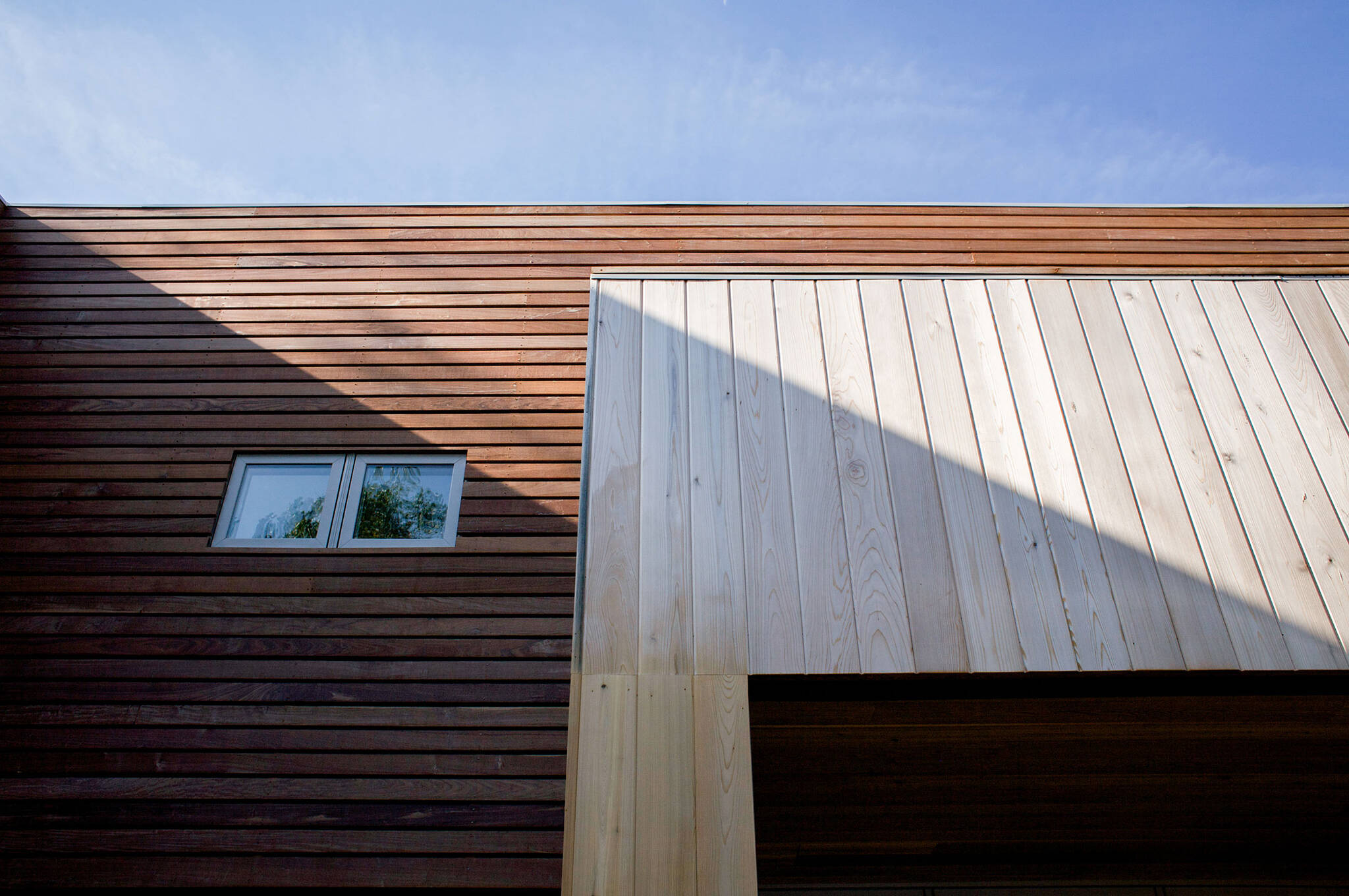 Vertical cedar siding and Horizontal IPE Brazilian walnut rainscreen cladding of the sustainable lake house project in Omena, Michigan designed by the architecture studio Danny Forster & Architecture