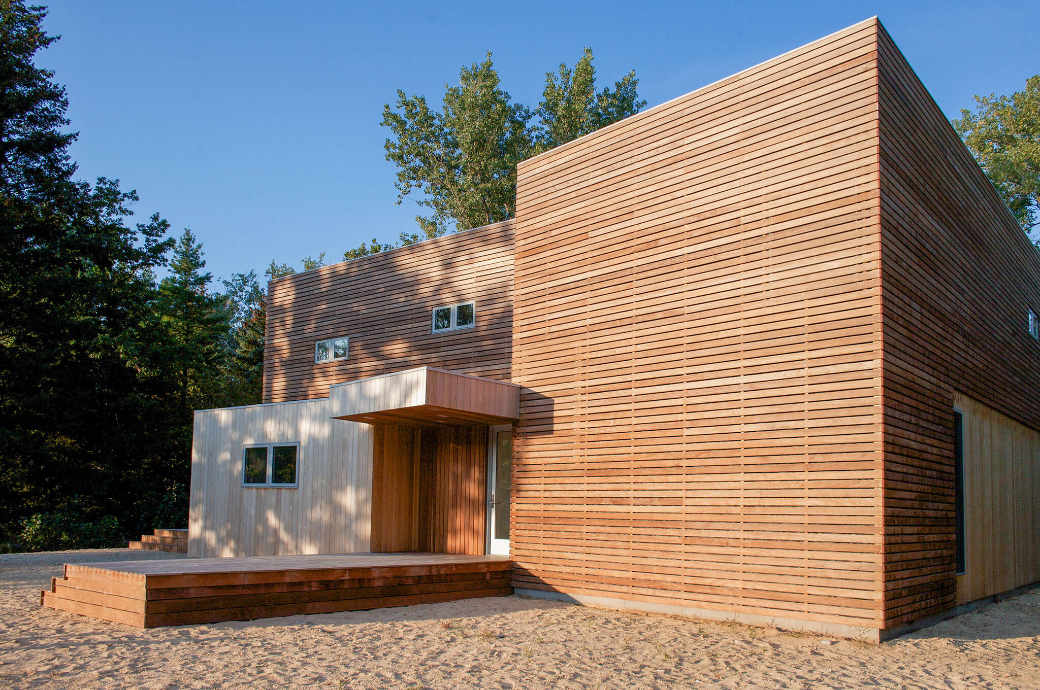 Wooden cladding facade of the sustainable lake house project in Omena, Michigan designed by the architecture studio Danny Forster & Architecture
