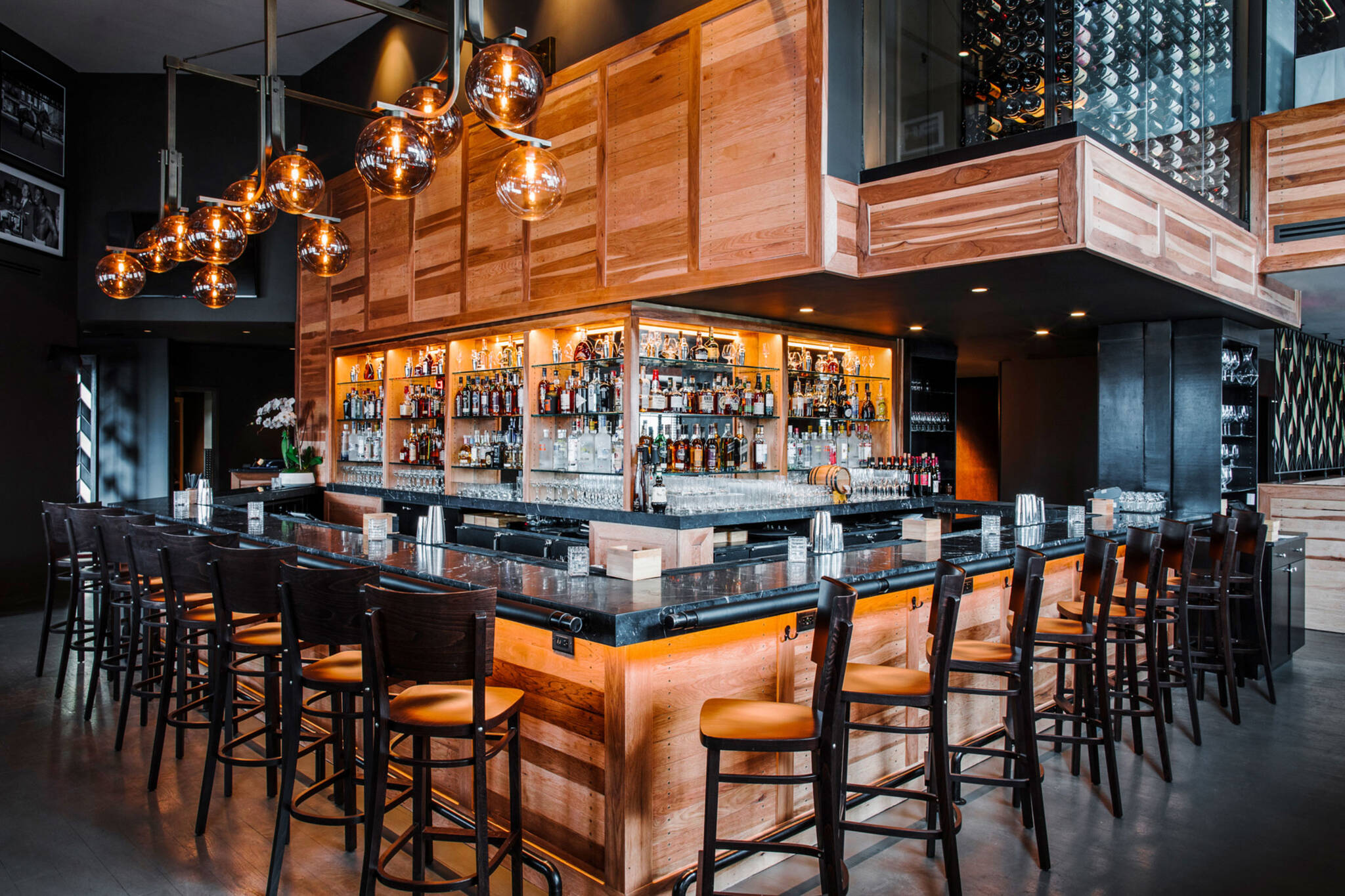 Bar of the American Cut Bar & Grill project located at 495 Sylvan Avenue in Englewood Cliffs, New Jersey designed by the architecture studio Danny Forster & Architecture